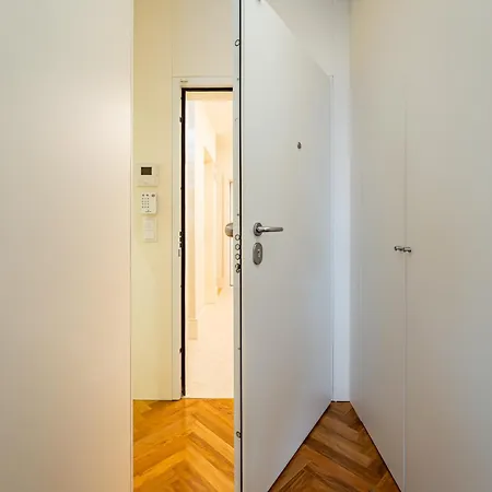 Chic And Glamorous Downtown With Terrace-f Apartment